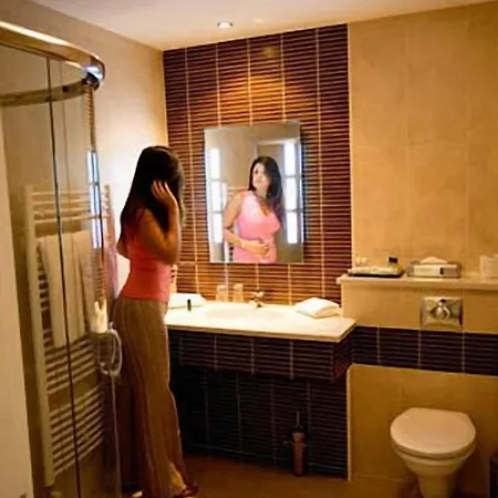 מלון Hillgrove Hotel, Leisure & 4*