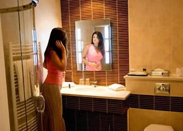 Отель Hillgrove Hotel, Leisure & 4*